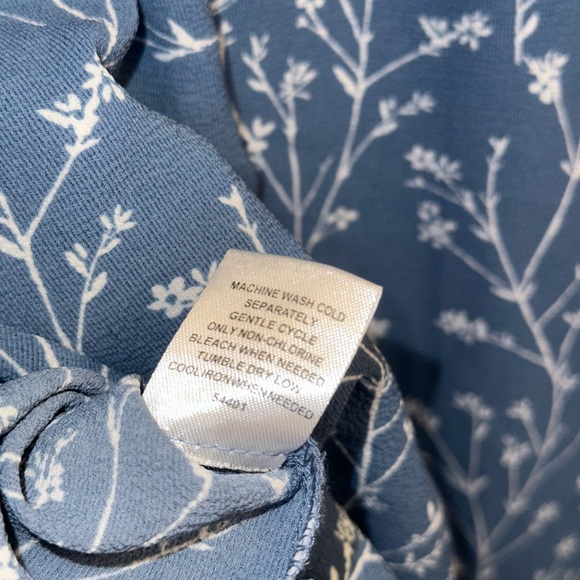 41 Hawthorn Women’s Medium Blue Floral V Neck Blouse Top Casual Workwear - Picture 7 of 7